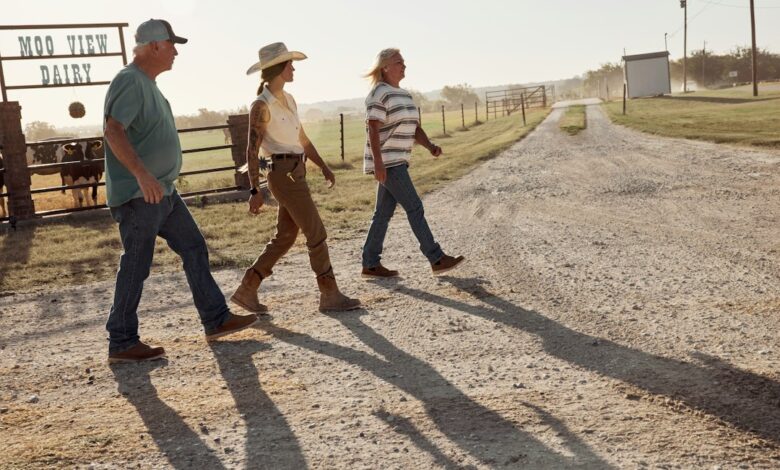Como Montar um Setup de Trabalho Remoto em Destinos Exóticos - Web Nômade Digital Three farmers walking across a farmyard