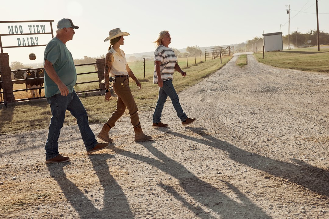 Como Montar um Setup de Trabalho Remoto em Destinos Exóticos - Web Nômade Digital Three farmers walking across a farmyard